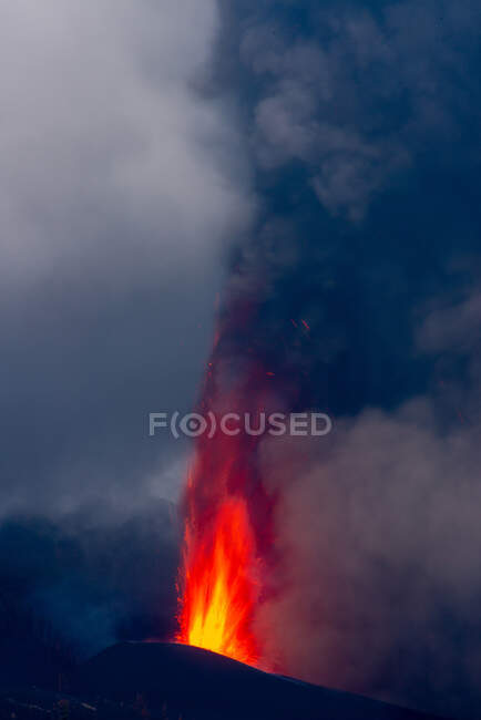 Lava caliente y magma saliendo del cráter con plumas negras de humo. Cumbre Vieja erupción volcánica en La Palma Islas Canarias, España, 2021 - foto de stock