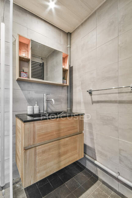 Интерьер современной ванной комнаты с раковиной в минимальном стиле с серой плиткой — стоковое фото