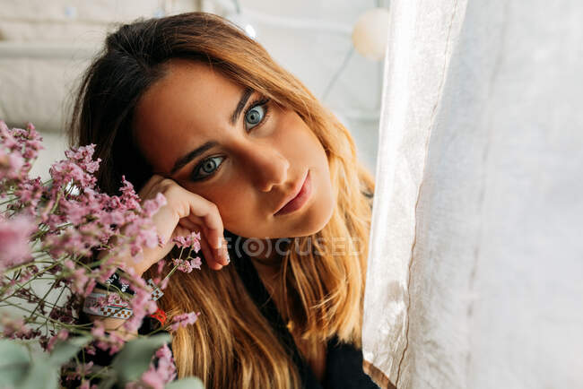 Retrato de linda menina adolescente em casa olhando para câmera sagacidade expressão séria — Fotografia de Stock