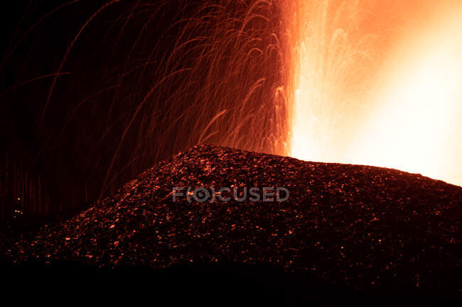 Lave chaude et magma sortant du cratère la nuit. Éruption volcanique Cumbre Vieja à La Palma Îles Canaries, Espagne, 2021 — Photo de stock