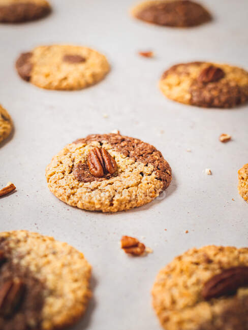 Grand angle de délicieux biscuits aux noix placés en ordre sur une table grise — Photo de stock