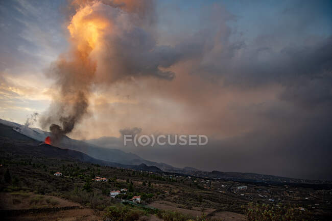 Column of smoke pouring out of the crater. Cumbre Vieja volcanic eruption in La Palma Canary Islands, Spain, 2021 — Stock Photo
