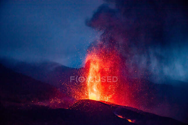 Гаряча лава і магма виливаються з кратера з чорними плюмами диму. Вулканічне виверження в Ла - Пальма - Канарських островах (Іспанія, 2021 рік). — стокове фото