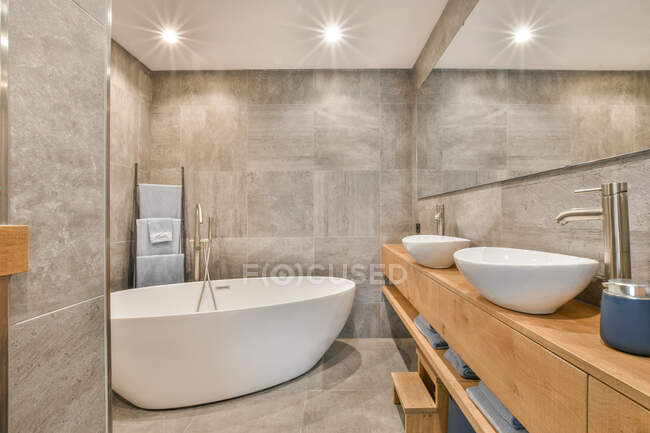 Interior de casa de banho elegante com lavatórios brancos limpos e banheira em apartamento de luxo — Fotografia de Stock