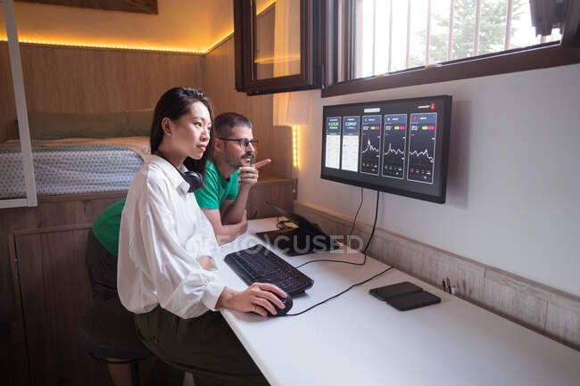Ottimista diversi trader criptovaluta analizzando grafici del mercato criptovaluta e guardando lo schermo — Foto stock