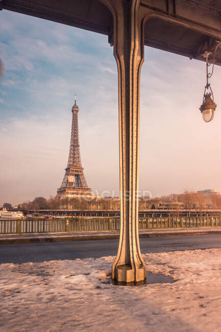 Blick von der Brücke auf das berühmte Wahrzeichen von Paris und die architektonische Sehenswürdigkeit Eiffelturm am Wintertag — Stockfoto