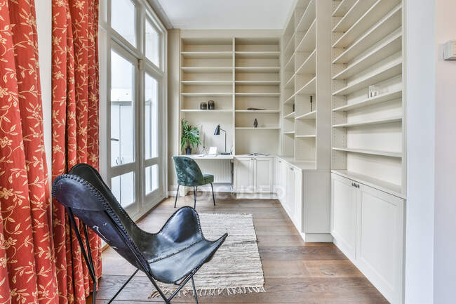 Spacieuse loggia longue avec fauteuils confortables et confortables et placards encastrés dans un appartement contemporain — Photo de stock