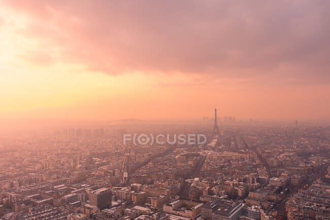 Вид з повітря на міський район з житловими будинками та Ейфелевою вежею на Champ de Mars в тумані в Парижі. — стокове фото