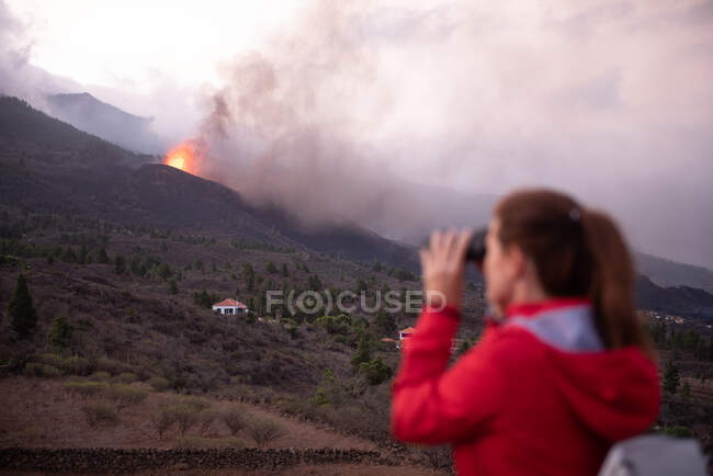 Anonyme Frau beobachtet den ausbrechenden Vulkan Cumbre Vieja auf La Palma Kanarische Inseln 2021 — Stockfoto