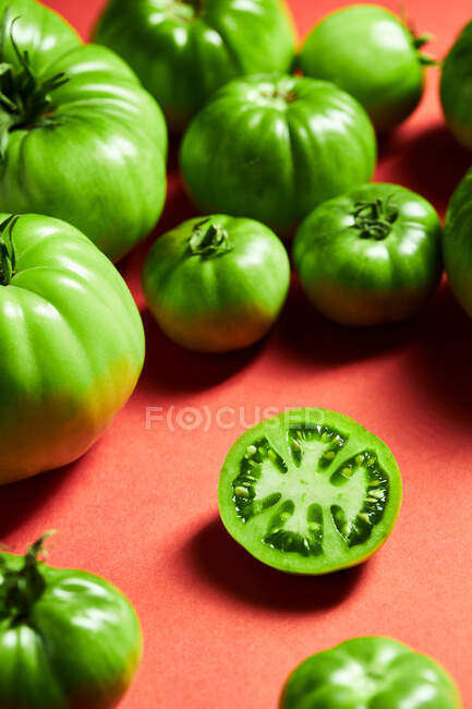 De cima de tomates de cereja verdes inteiros em boliche reunidos na fazenda durante a estação de colheita — Fotografia de Stock
