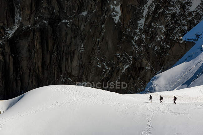 Вид з Aiguille du Midi Chamonix Погляд на нерозпізнану групу людей, які гуляють по сніговому схилу гори Монблан за природою в зимовий день — стокове фото