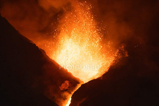 Горячая лава и магма вытекают из кратера ночью. Извержение вулкана Кумбре-Вьеха на Канарских островах, Испания, 2021 г. — стоковое фото