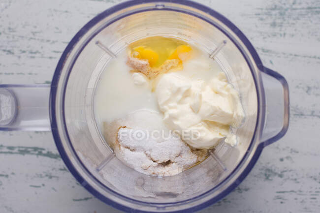 Top view produtos para crepes keto com ovo e creme de queijo com adoçante erythritol no liquidificador colocado na mesa na cozinha — Fotografia de Stock