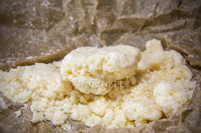 Closeup pedaços amarelos de resina de pólen de maconha colocados em pedaço de papel manteiga — Fotografia de Stock