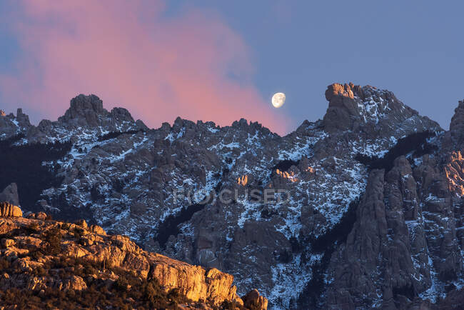 Dal basso di stupefacente scenario di luna nel cielo scuro su altopiani rocciosi in serata nel Parco Nazionale della Sierra de Guadarrama in Spagna — Foto stock