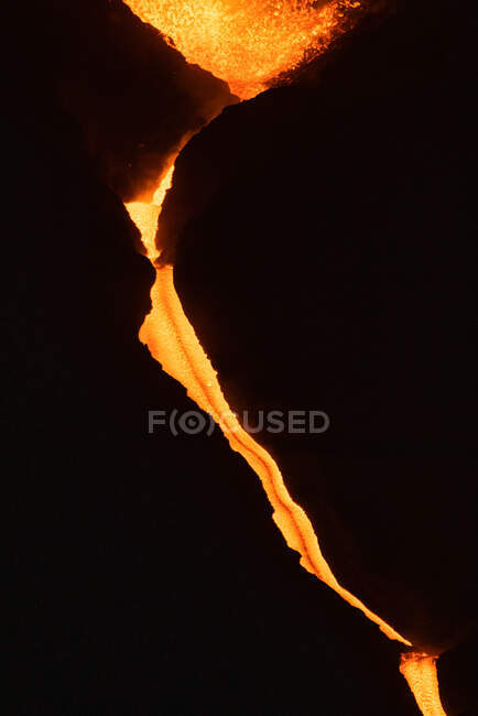 Lava quente e magma saindo da cratera à noite. Erupção vulcânica Cumbre Vieja nas Ilhas Canárias de La Palma, Espanha, 2021 — Fotografia de Stock
