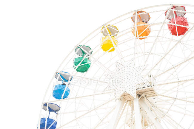 Rotonda ruota di osservazione pubblica con cabine passeggeri multicolore contro il cielo limpido nel parco divertimenti — Foto stock