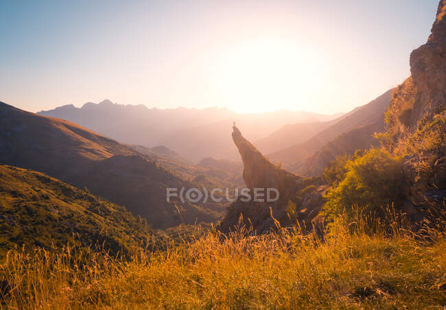 Cordilheira alta de Pirenéus em terras altas abaixo do céu majestoso da natureza selvagem de Espanha — Fotografia de Stock