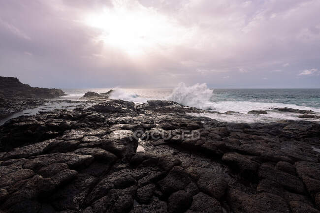 Сценический вид на пенный океан против пляжа Чиклос и вулкана Гинчо в Голфо-Яиса-Лансароте Канарские острова Испания — стоковое фото
