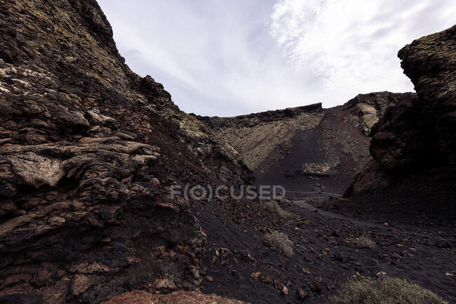 Landschaft Blick auf den Vulkan Cuervo und raue Berge unter bewölktem Himmel in Tinajo Lanzarote Kanarische Inseln Spanien — Stockfoto