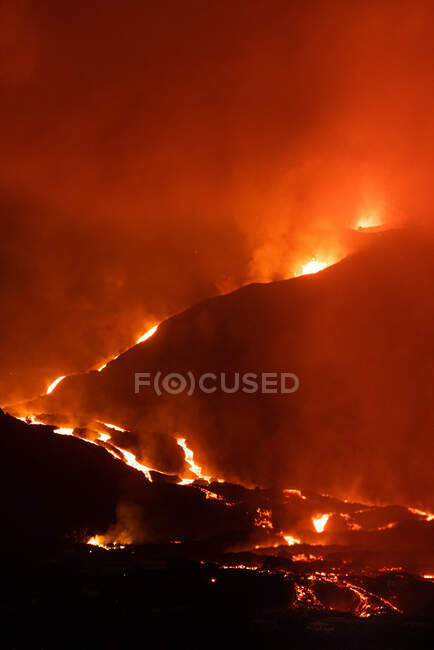 Lava calda e magma fuoriescono dal cratere di notte. Cumbre Vieja eruzione vulcanica a La Palma Isole Canarie, Spagna, 2021 — Foto stock