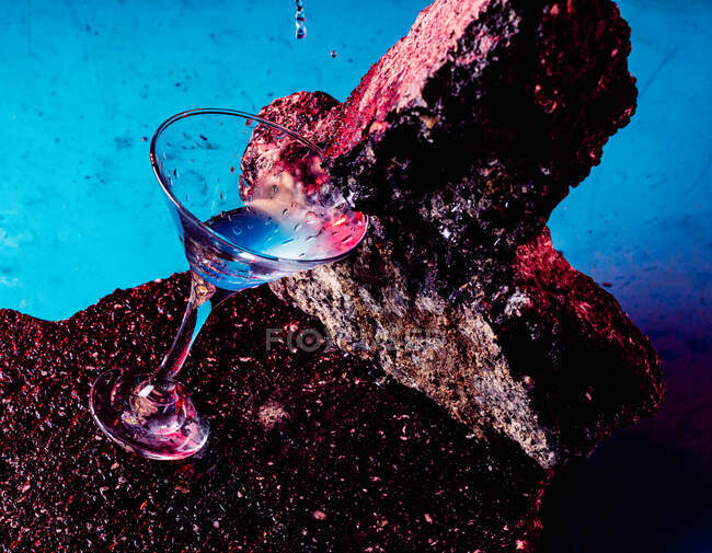 Du dessus verre de Blue Lagoon cocktail alcoolisé placé sur pierre brute en studio lumineux — Photo de stock