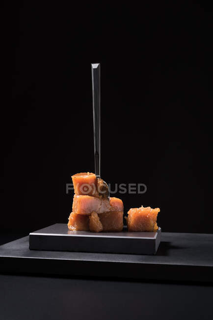 Горіхова паста з желе в керамічній тарілці на чорному тлі з виделкою — стокове фото
