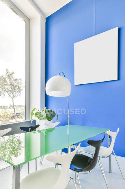 Творчий дизайн їдальні з лампою і столом у світлому будинку — стокове фото