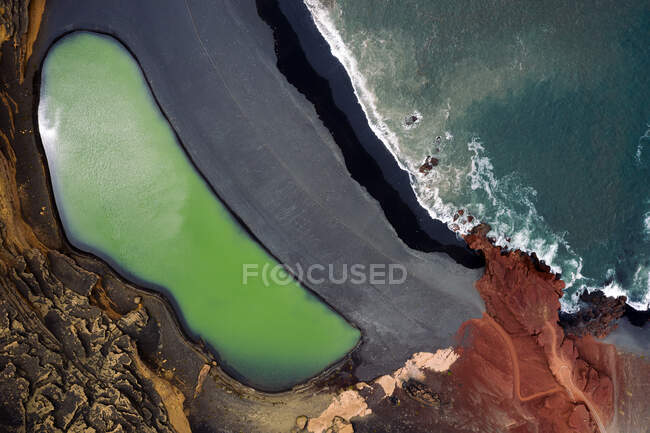 Vista aérea de Charco Verde contra o oceano espumoso em terras altas no Golfo Yaiza Lanzarote Ilhas Canárias Espanha — Fotografia de Stock