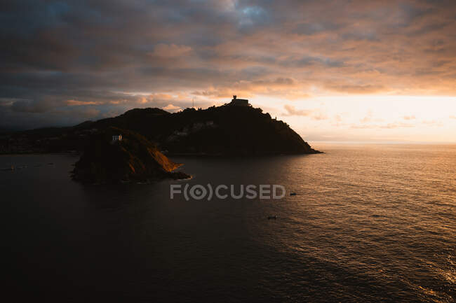 Spettacolare vista delle acque calme del Golfo di Biscaglia con formazioni rocciose situate a San Sebastian in Spagna nella giornata di sole — Foto stock