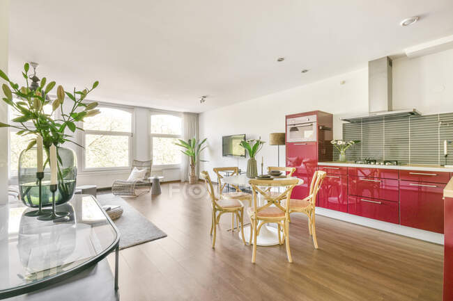 Geräumige Küche mit Esstisch und Wohnzimmer mit Sessel in offener Wohnung — Stockfoto