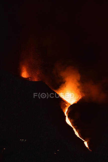 Nachts strömen heiße Lava und Magma aus dem Krater. Cumbre Vieja Vulkanausbruch auf La Palma Kanarische Inseln, Spanien 2021 — Stockfoto