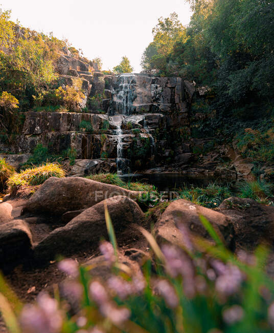 Paysage spectaculaire de cascade dans les hautes terres rocheuses situées dans le parc naturel de Fervenza De Casarinos en Espagne — Photo de stock