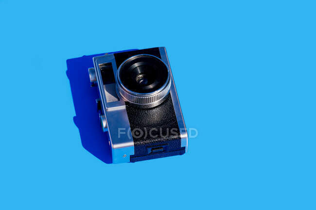 Dall'alto fotocamera fotografica vintage su sfondo blu brillante — Foto stock