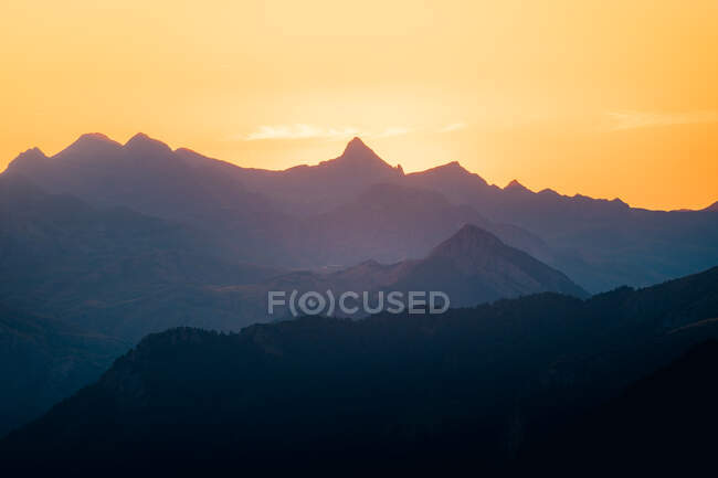 Високий гірський хребет Піренеїв у горах під величним небом дикої природи Іспанії. — стокове фото