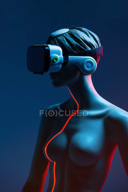 Maniquí femenino con gafas VR colocadas sobre fondo azul brillante como símbolo de la tecnología futurista - foto de stock