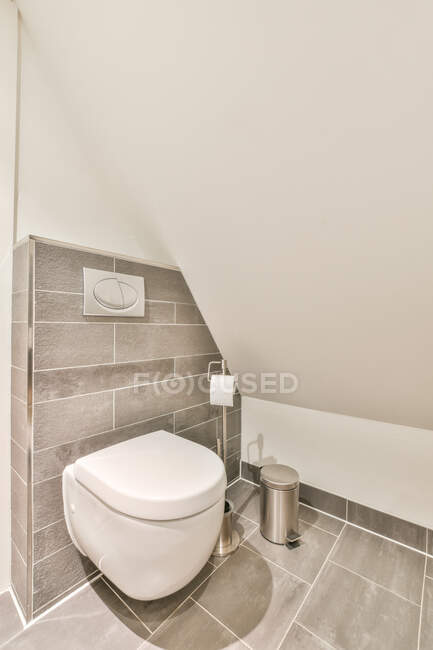 Pulito piccolo bagno in bagno leggero con pareti piastrellate in appartamento moderno — Foto stock