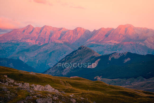 Tall mountain range of Pyrenees in highlands under majestic sky of wild nature of Spain — Stock Photo