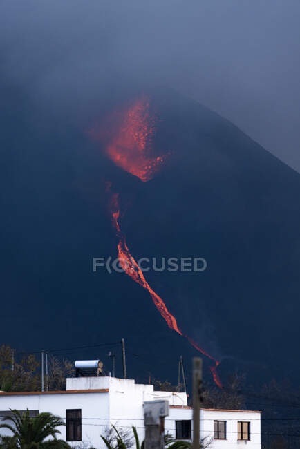 Гаряча лава і магма виливаються з кратера з чорними плюмами диму. Вулканічне виверження в Ла - Пальма - Канарських островах (Іспанія, 2021 рік). — стокове фото