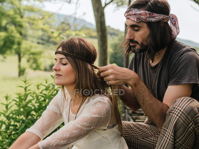Donna attraente in un abito trasparente distoglie lo sguardo mentre il suo fidanzato si intreccia i capelli — Foto stock