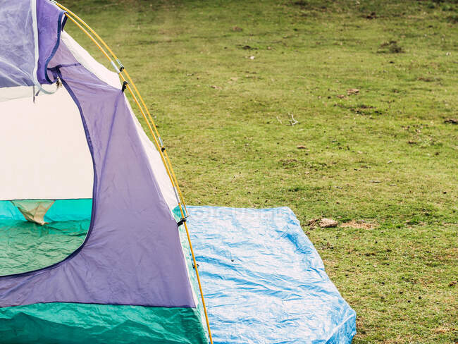 Cenário pitoresco de barraca de acampamento colocada no prado gramado — Fotografia de Stock