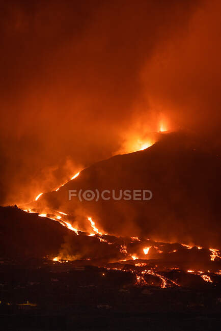 Lave chaude et magma sortant du cratère la nuit. Éruption volcanique Cumbre Vieja à La Palma Îles Canaries, Espagne, 2021 — Photo de stock