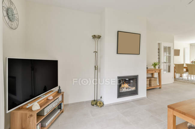 Moderne Wohnzimmereinrichtung mit Kamin und Fernseher im Leuchtturm — Stockfoto