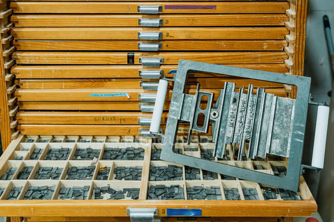 Estuche vintage tipo madera con colección de letras de plomo para tipografía en taller de impresión tradicional - foto de stock