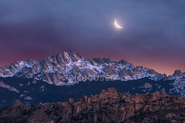 Dal basso di stupefacente scenario di luna nel cielo scuro su altopiani rocciosi in serata nel Parco Nazionale della Sierra de Guadarrama in Spagna — Foto stock