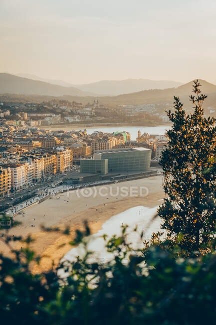 D'en haut de la ville côtière pittoresque Donostia avec des bâtiments résidentiels de grande hauteur situés au Pays basque et baignés par l'eau bleue du golfe de Gascogne par une journée ensoleillée — Photo de stock