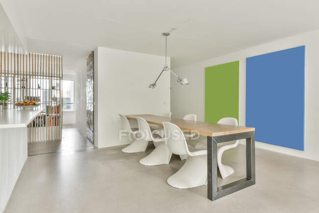 Diseño creativo del interior del comedor con mesa y sillas en casa - foto de stock