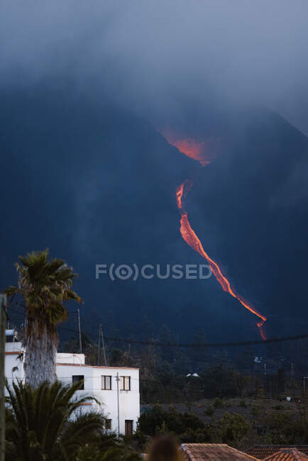 Heiße Lava und Magma strömen mit schwarzen Rauchschwaden aus dem Krater. Cumbre Vieja Vulkanausbruch auf La Palma Kanarische Inseln, Spanien 2021 — Stockfoto