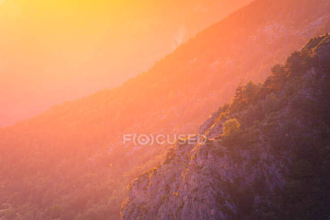 Encosta montanhosa com superfície irregular localizada na natureza selvagem dos Pirinéus com luz solar brilhante à noite na Espanha — Fotografia de Stock