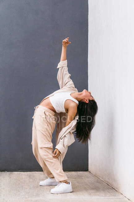 Kreative Tänzerin in weißen Kleidern tanzt während der Vorstellung auf der Straße — Stockfoto